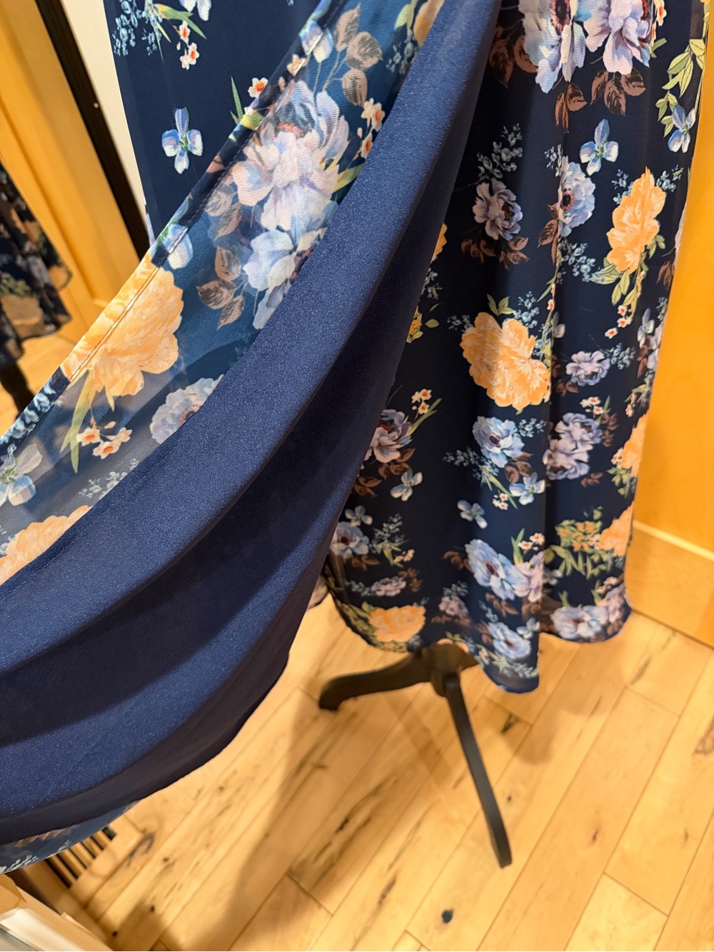 Yumi Kim Floral V-Neck Midi Dress in Navy with Peach Blooms - Picture 8 of 15